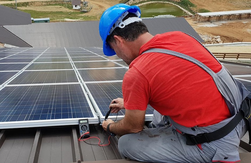 Installateur installiert Solarpanels auf dem Dach