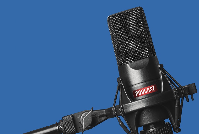 Mikrophon mit der Aufschrift Podcast